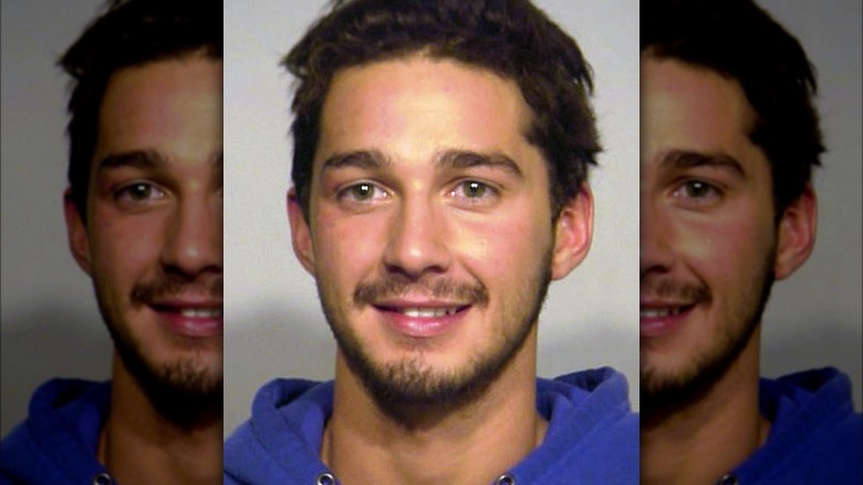 Shia LaBeouf souriant mug shot