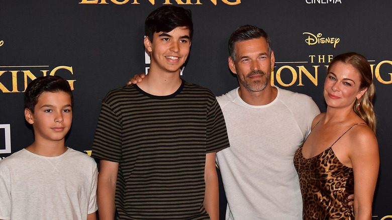 Leann Rimes et Eddie Cibrian posant avec ses enfants