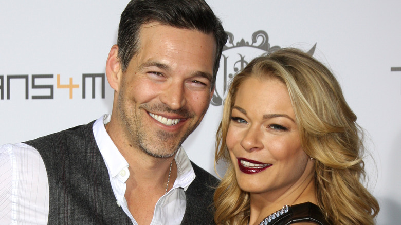 Eddie Cibrian et Leann Rimes souriant sur le tapis rouge