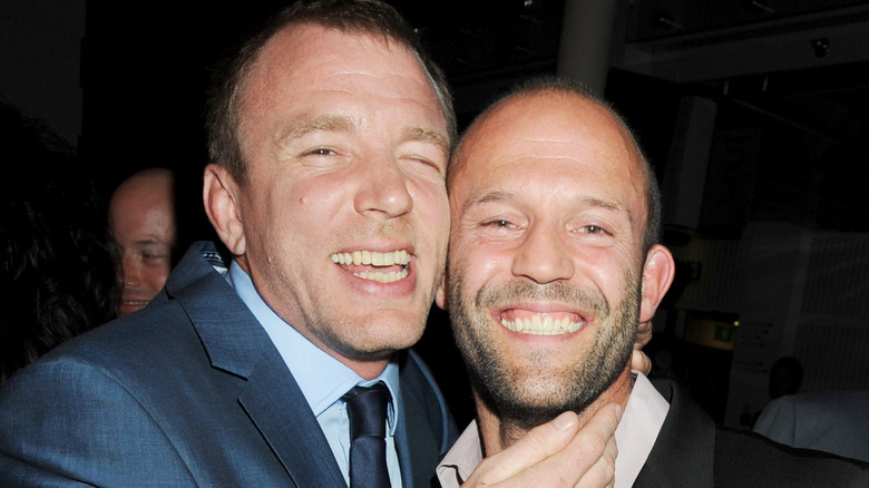 Jason Statham souriant avec Guy Ritchie