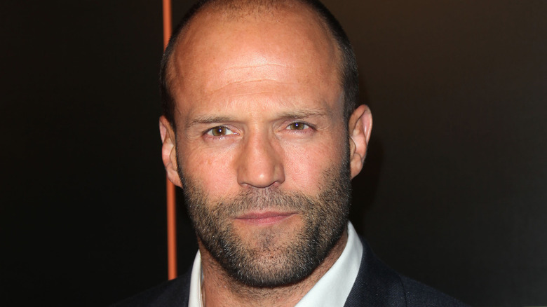 Jason Statham regarde