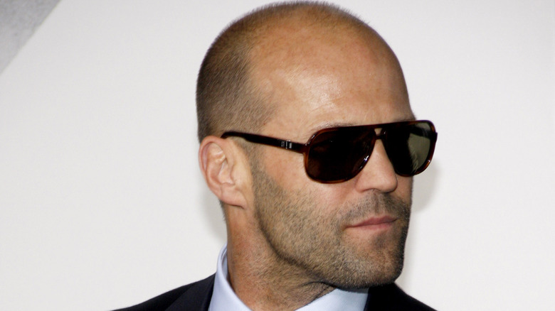 Jason Statham porte des lunettes de soleil