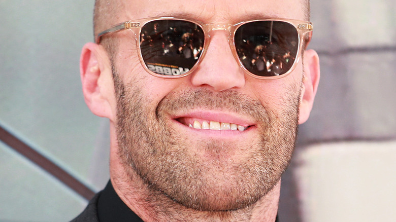 Jason Statham porte des lunettes de soleil