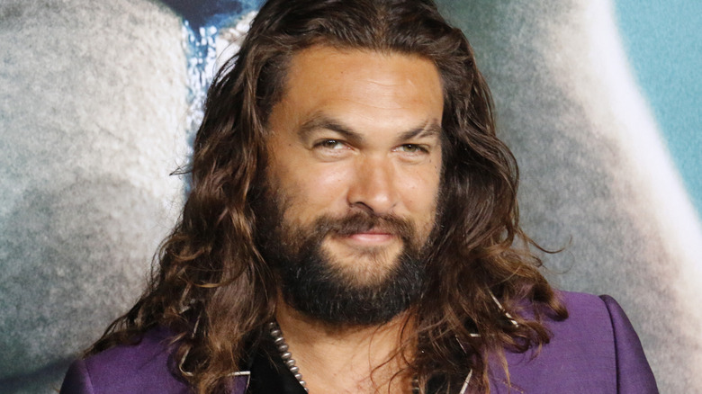 Sourire subtil de Jason Momoa