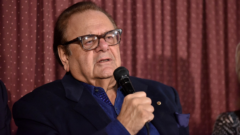 L'acteur Paul Sorvino parle sur un panneau à 