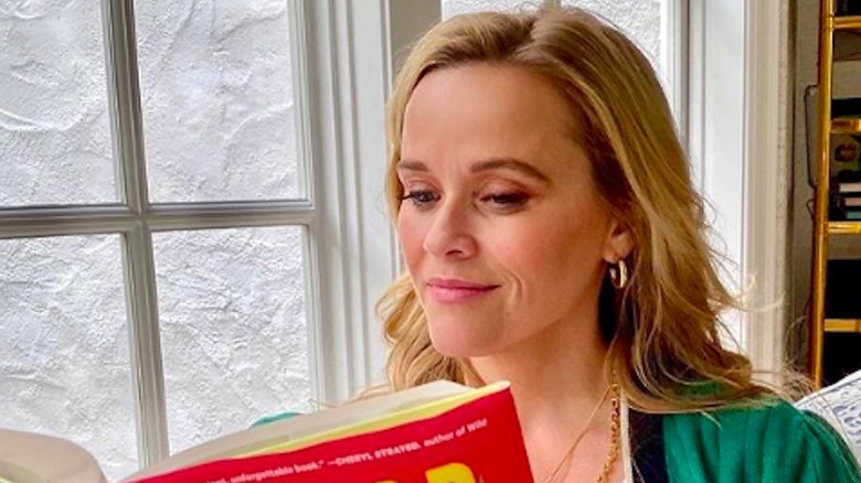 Reese Witherspoon lisant un livre