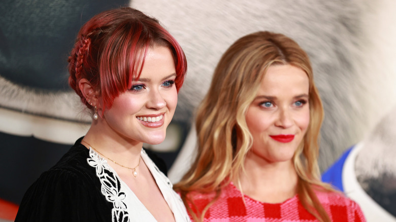 Ava Phillippe et Reese Witherspoon, toutes deux souriantes