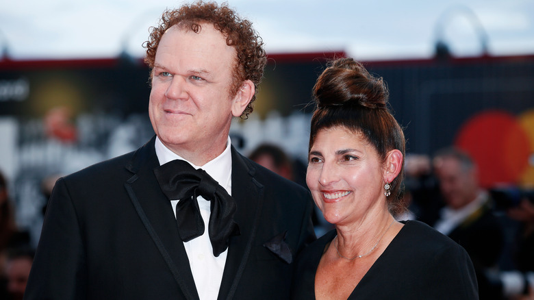 John C. Reilly avec sa femme Alison Dickey souriant