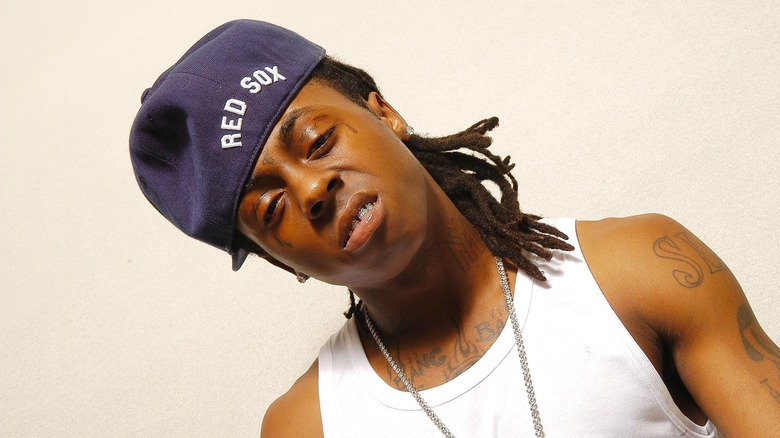 Lil Wayne portant une casquette de baseball des Red Sox et un gilet blanc