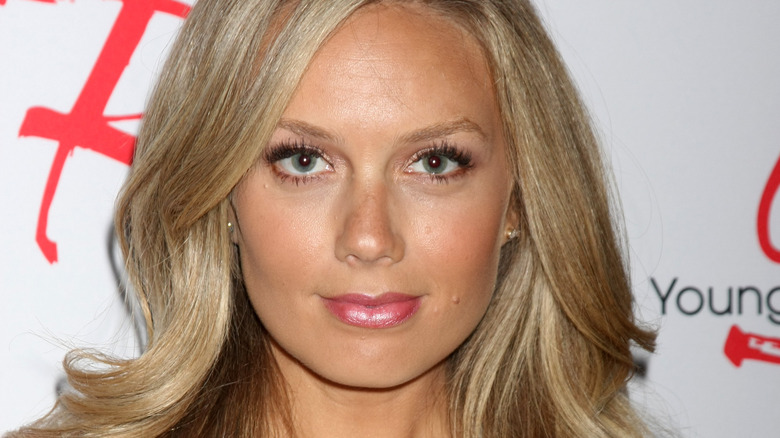 Melissa Ordway posant