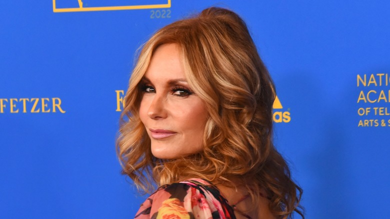 Tracey Bregman posant