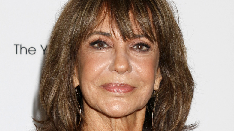 Jess Walton posant