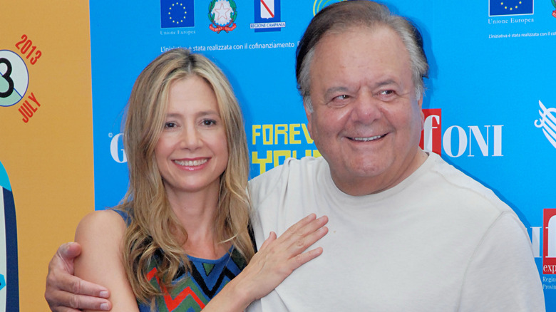 Mia Sorvino et Paul Sorvino s'embrassant