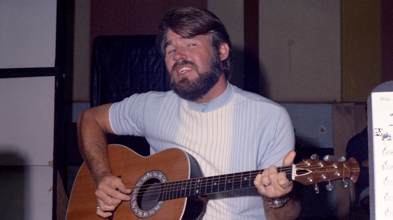 Le jeune Kenny Rogers joue de la guitare