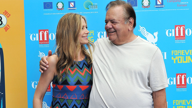 Mira et Paul Sorvino rient