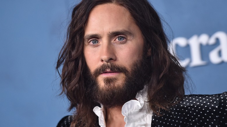 L'acteur Jared Leto aux cheveux ondulés