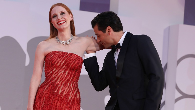 Jessica Chastain, Oscar Isaac, posant sur le tapis rouge