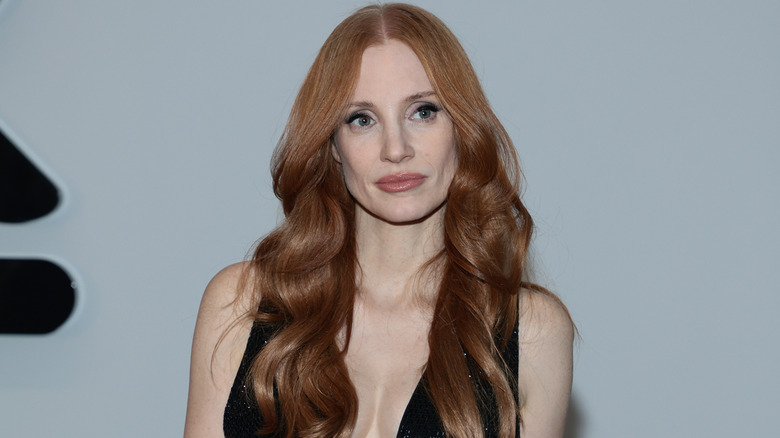 Jessica Chastain, regardant au loin