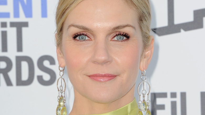 Rhea Seehorn posant