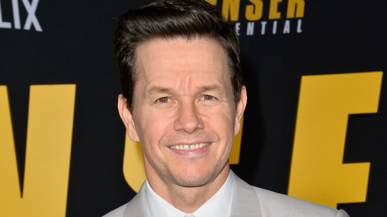 Mark Wahlberg posant lors d'un événement