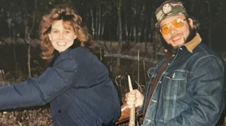 Mary Jane Thomas et Hank Williams Jr. souriant sur une photo de retour