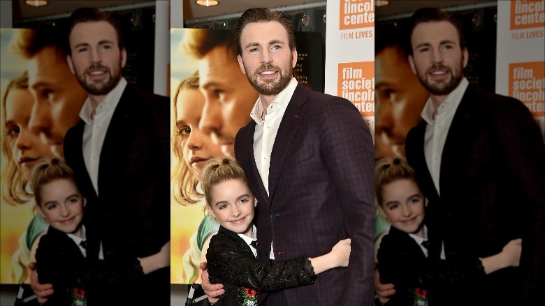 McKenna Grace embrasse Chris Evans