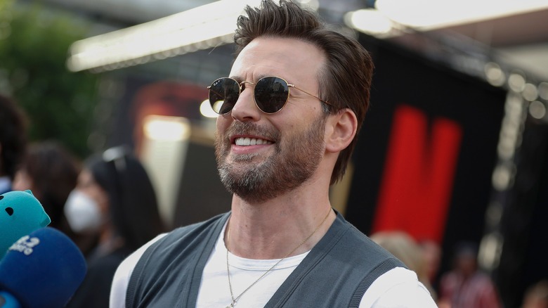 Chris Evans porte des lunettes de soleil