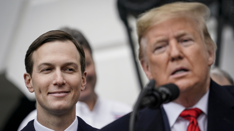 Jared Kushner regarde Donald Trump parler sur la pelouse sud de la Maison Blanche en janvier 2020