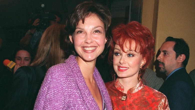 Ashley Judd et Naomi Judd assistent à la première de "Alien: Resurrection"