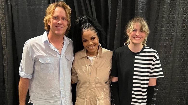 Dannielynn et Larry Birkhead posent avec Janet Jackson