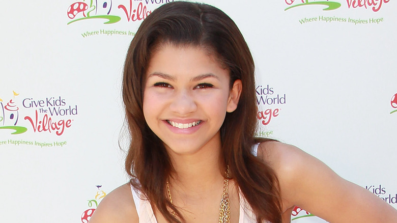 Zendaya avec un collier, souriant