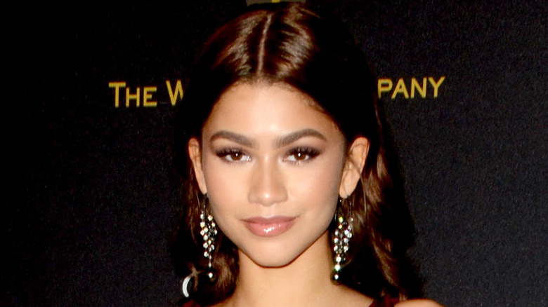 Zendaya avec une partie médiane, souriant