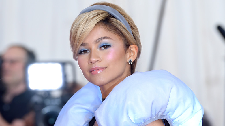 Zendaya aux cheveux blonds, posant