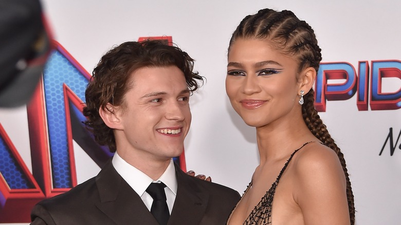 Tom Holland regarde affectueusement Zendaya 