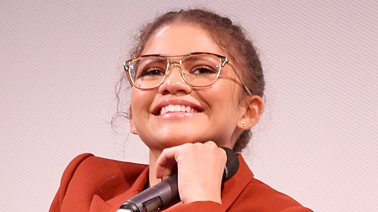 Zendaya portant des lunettes et souriant