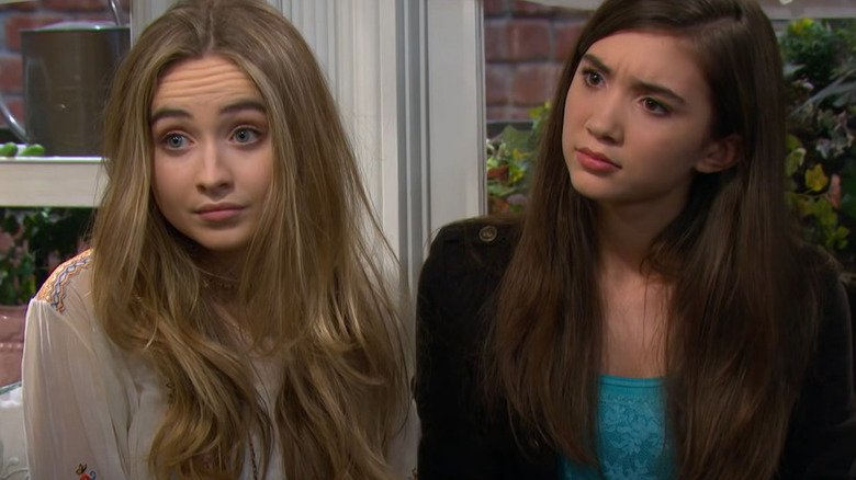 Sabrina Carpenter haussant les sourcils, Rowan Blanchard l'air perplexe sur le tournage de 'Girl Meets World'