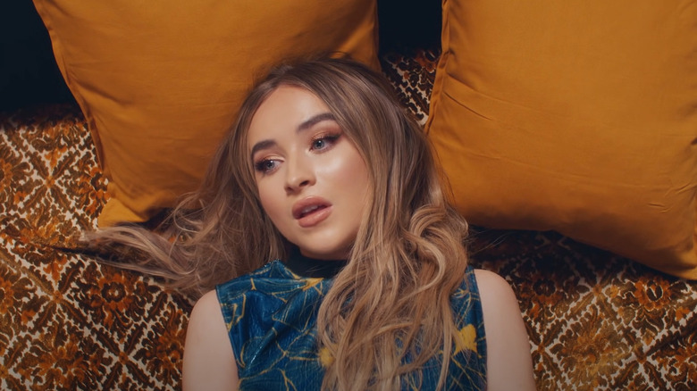 Sabrina Carpenter au lit