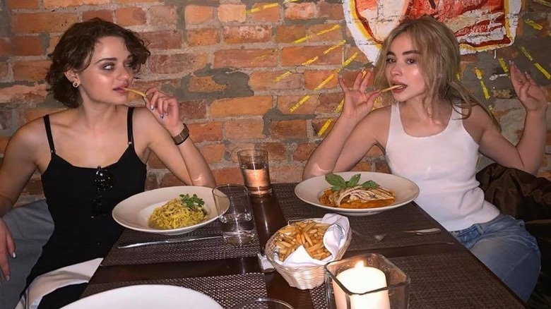 Joey King, Sabrina Carpenter mangeant des frites