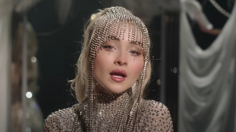 Sabrina Carpenter portant une coiffe en cristal