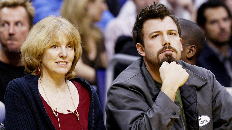 Ben Affleck assis avec sa mère 