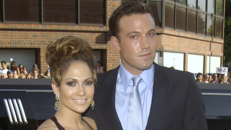 Ben Affleck et Jennifer Lopez sourient 