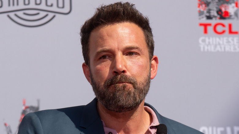 Ben Affleck fronçant les sourcils 