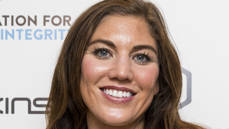 Hope Solo posant pour les caméras 