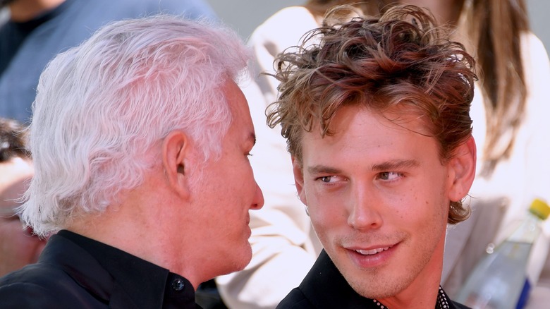 Austin Butler est assis avec le réalisateur Baz Luhrmann