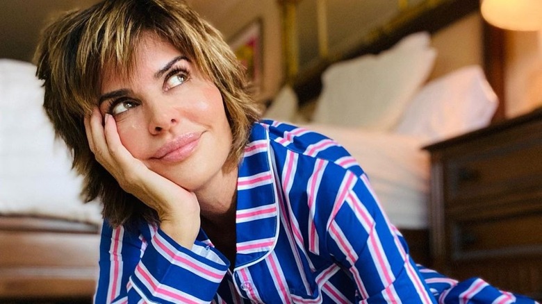 Lisa Rinna repose la tête sur la main