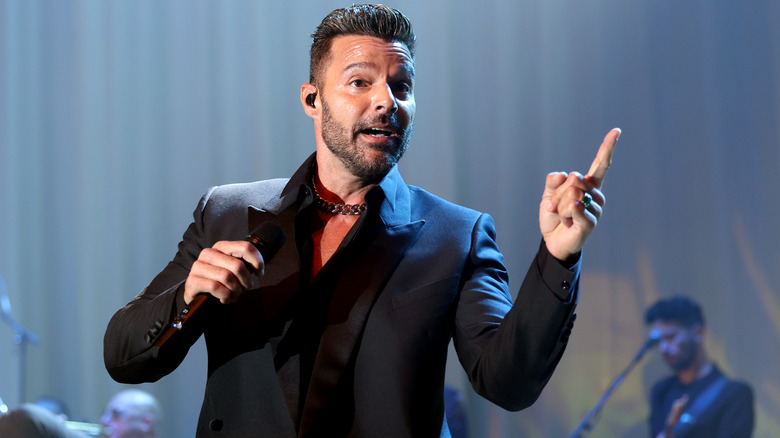 Ricky Martin pointant du doigt