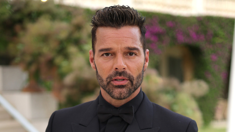 Ricky Martin posant en costume