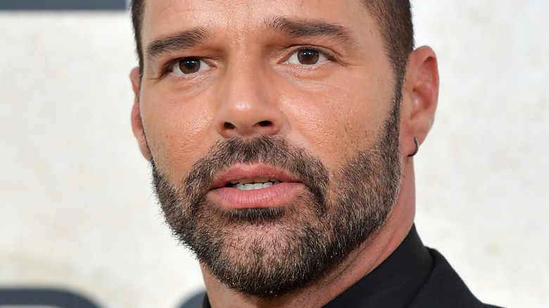 Ricky Martin posant à l'événement