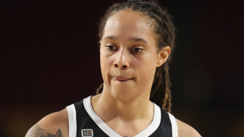 Brittney Griner suce sa lèvre