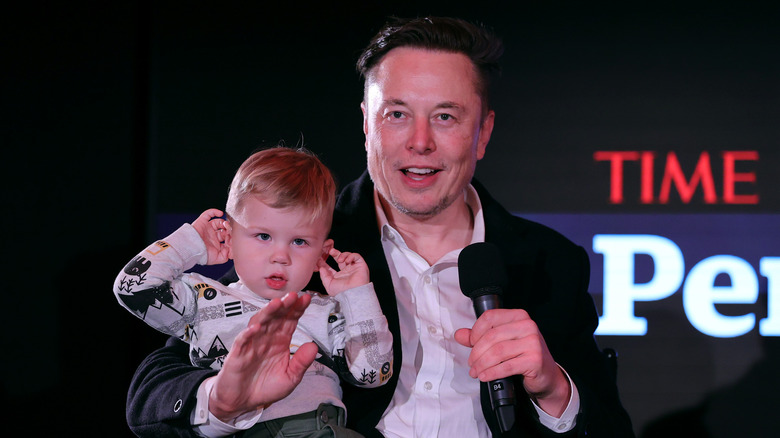 Elon Musk avec X à l'événement